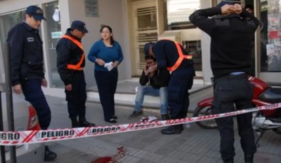 SANGRIENTO. La víctima recilbió varios culatazos a la altura de la boca. FOTO DE ELANCASTI.COM.AR