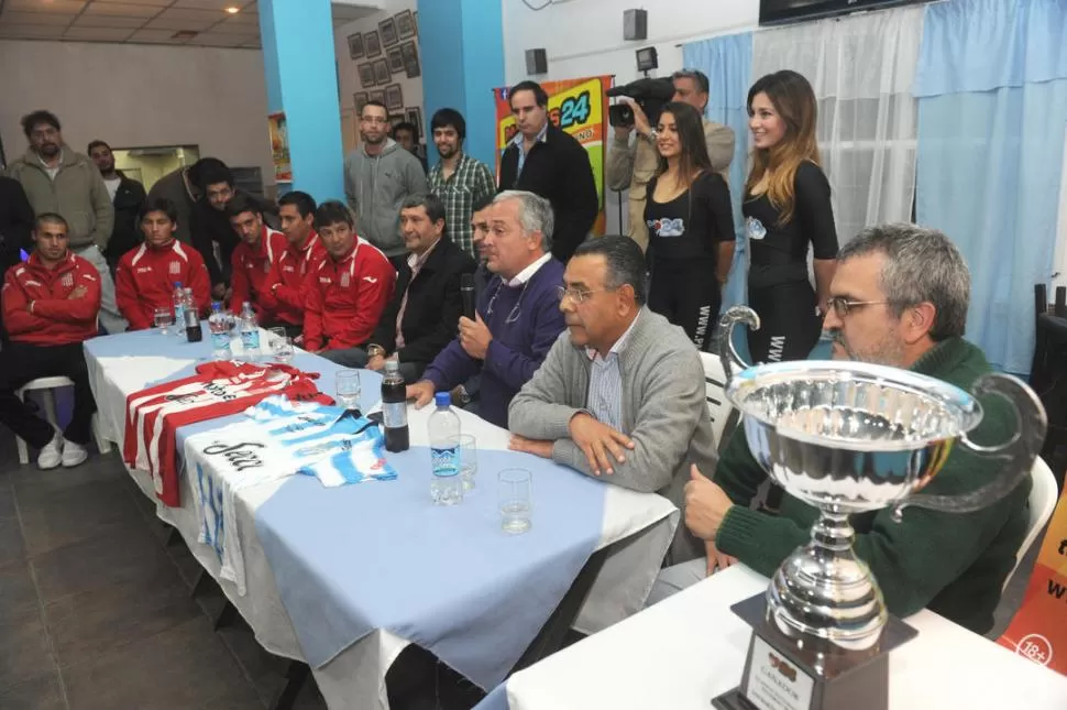 EL PREMIO. La copa reposa sobre una repisa lateral a la mesa donde las directivas de Atlético y de San Martín dieron el puntapié inicial al primero de los dos duelos, el domingo, a las 16.30, en La Ciudadela. 