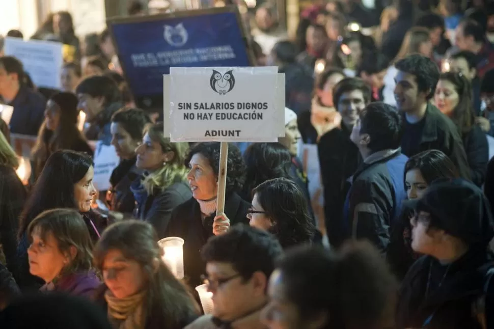 PEDIDO. Dirigentes docentes de la UNT aprovecharon para pedir al gobernador que pelee por mejores salarios, una de las reivindicaciones del gremio. la gaceta / foto de Diego Aráoz (archivo)