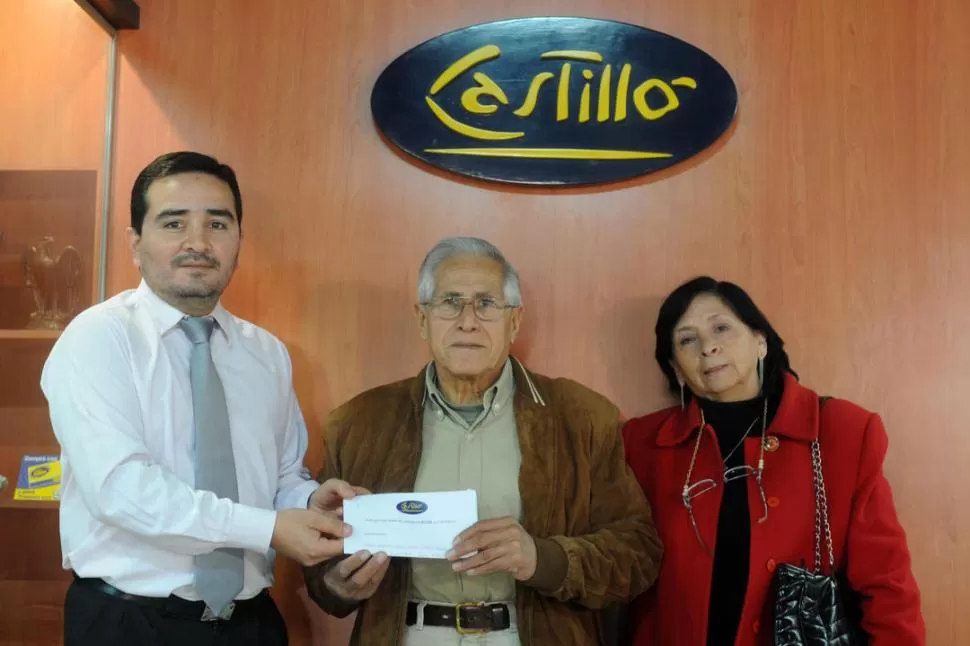 EL MOMENTO DEL PREMIO. Víctor Manuel Lobo recibe la orden de compra. LA GACETA / FOTO DE DIEGO ARAOZ