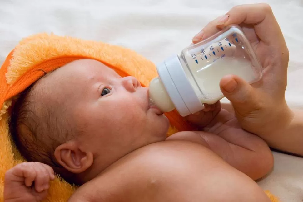 OBSERVALO TU BEBÉ. Si tiene vómito, diarrea, erupción y está inquieto consultá al gastroenterólogo infantil. embarazorossa.com/