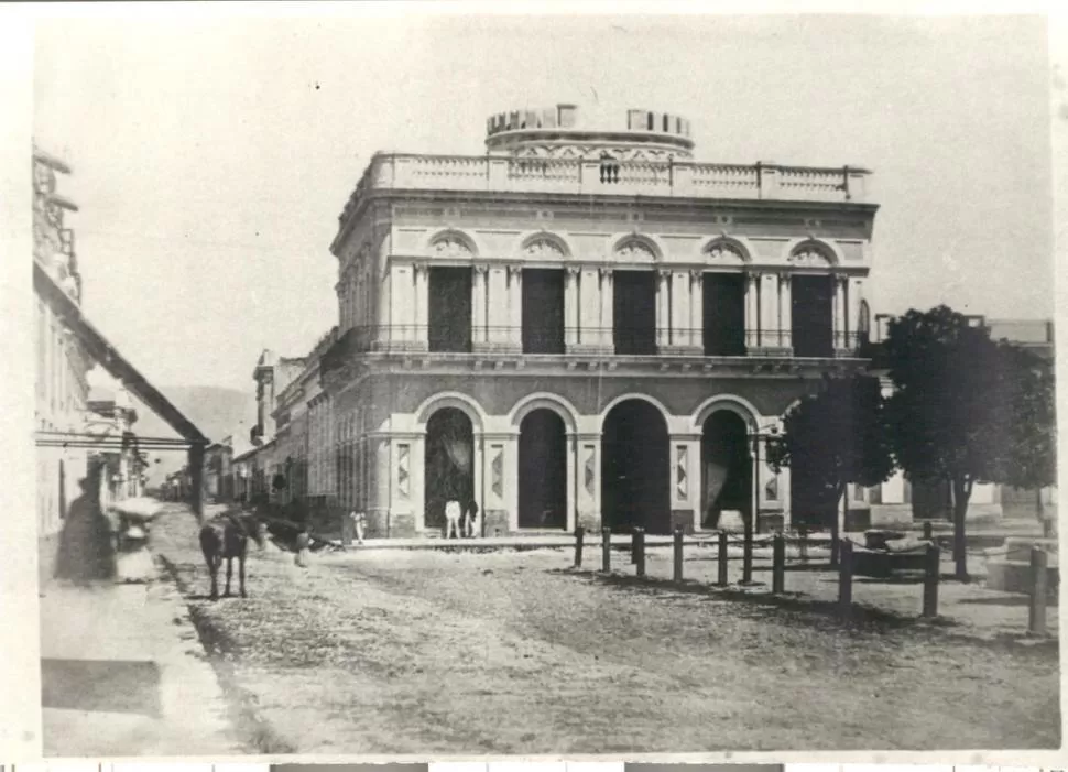24 DE SEPTIEMBRE Y 25 DE MAYO. Se ven, en la plaza, los postes que sostenían cadenas destinadas a impedir el ingreso de animales. La foto se tomó hacia 1870.  la gaceta / archivo