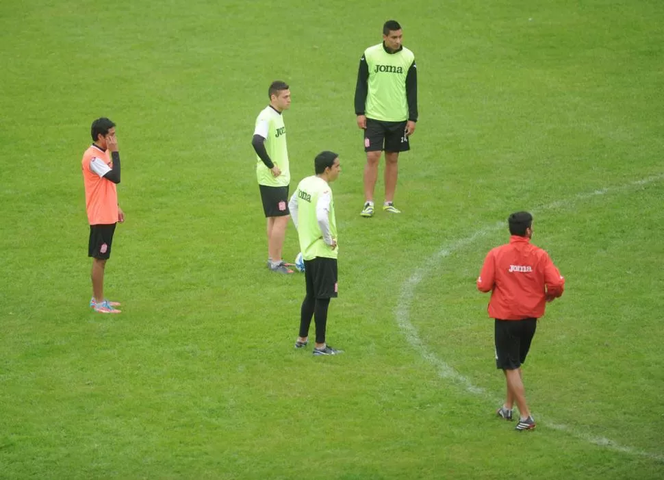 PACIENCIA. Rivero, Lucas Chacana y Serrano esperan convencer a Bernasconi de sumarlo al grupo que el domingo jugará el clásico con el “decano”. 