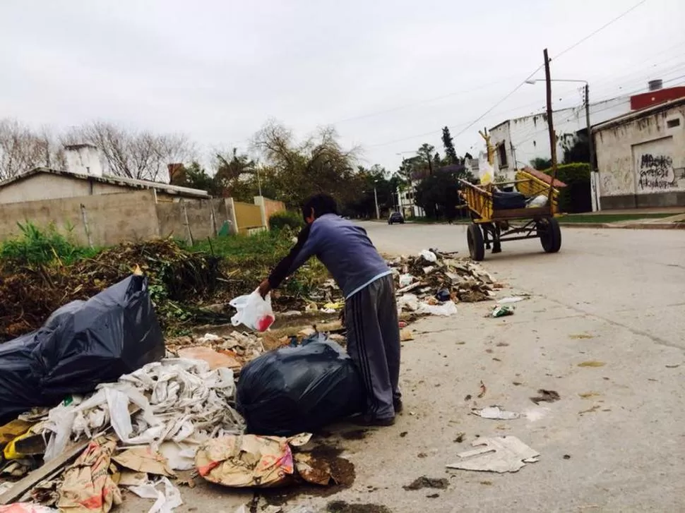 UNA CALLE SIN VIGILANCIA Y CON UN REGUERO DE RESIDUOS. Sobre Don Bosco al 4.100 ayer se vio a personas arrojando basura en la vía pública. la gaceta / foto de roberto delgado