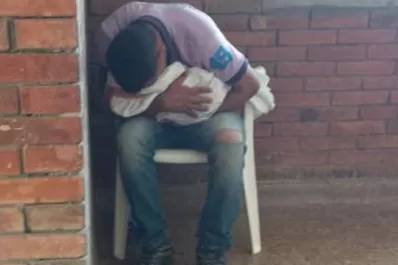 Se enteró de la muerte de su bebé y destrozó equipos del hospital