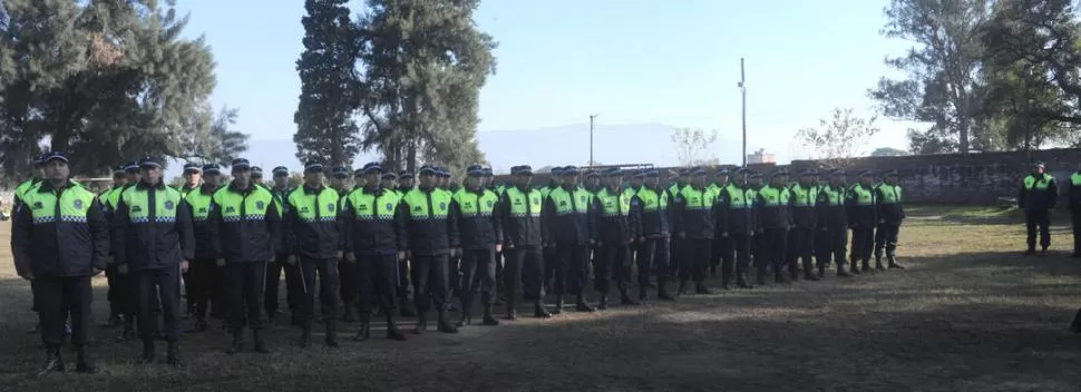 A PATRULLAR. Los nuevos agentes de la Policía fueron presentados ayer por Alperovich en un acto realizado en la Jefatura de Policía y desde hoy estarán en las calles del microcentro y macrocentro tucumano. LA GACETA / FOTO DE ANTONIO FERRONI