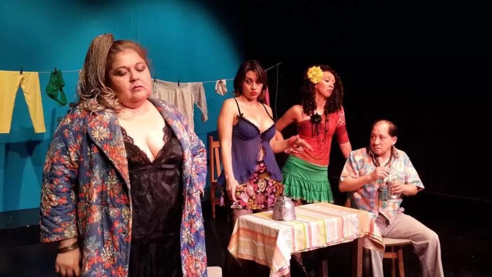 EN UN PROSTÍBULO. La obra de Jorge Accame habla de la solidaridad. gentileza grupo La Jirafa