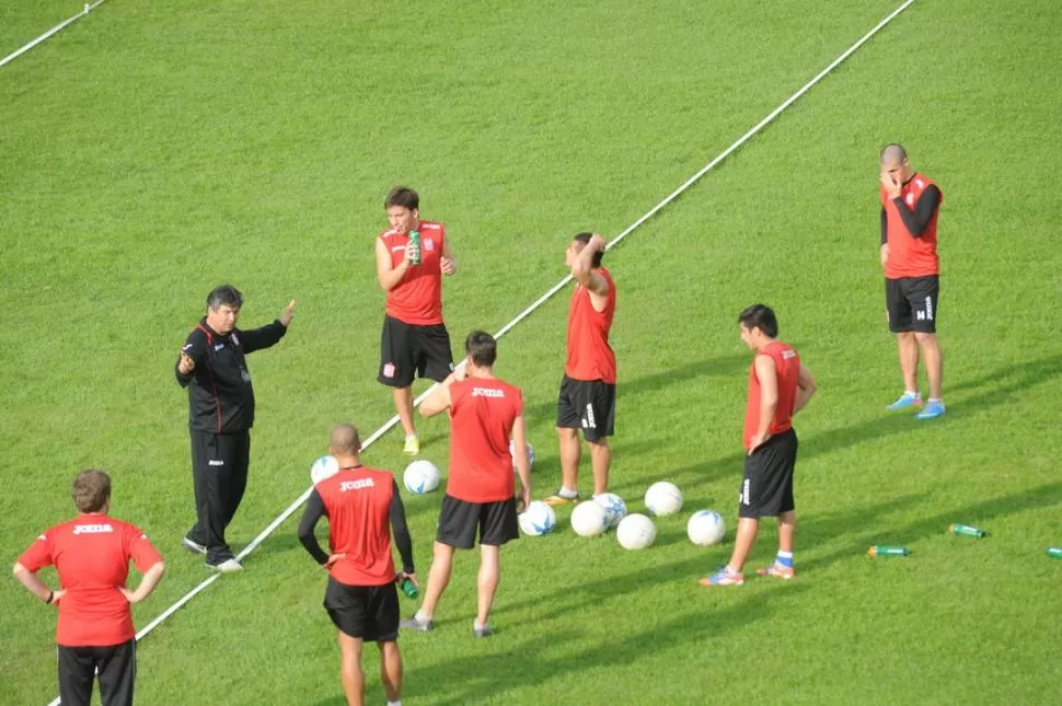  A PURA TACTICA. Osvaldo Bernasconi dialoga con sus dirigidos, minutos antes de iniciarse la práctica que se realizó en un reacondicionado campo de juego. la gaceta / foto de héctor peralta