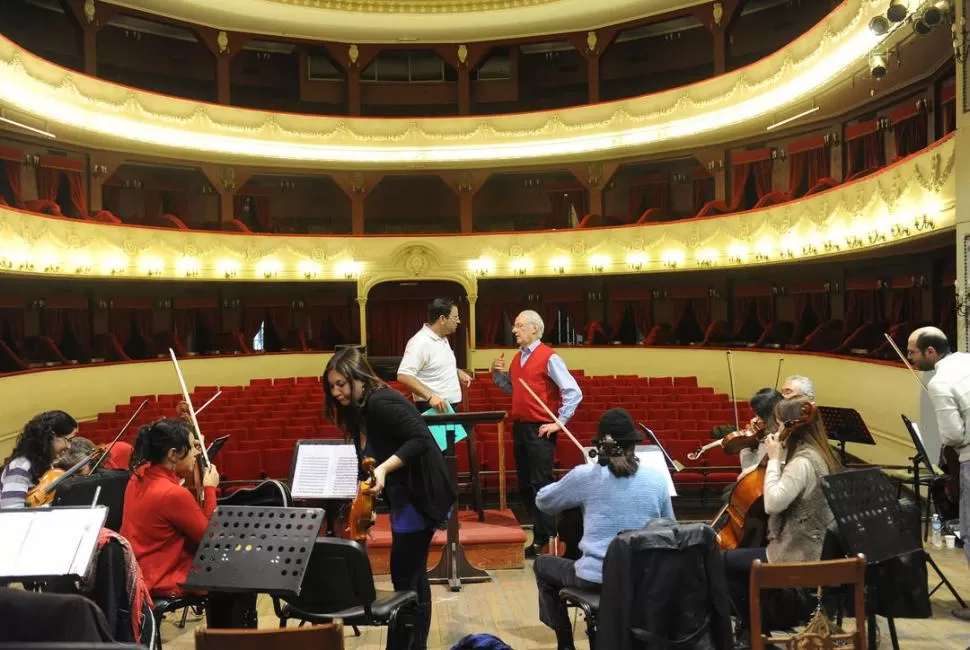 APRENDER A DIRIGIR. El maestro Rotter enseña a dominar estilo, fraseo y técnica para empuñar la batuta. la gaceta / foto de hector peralta