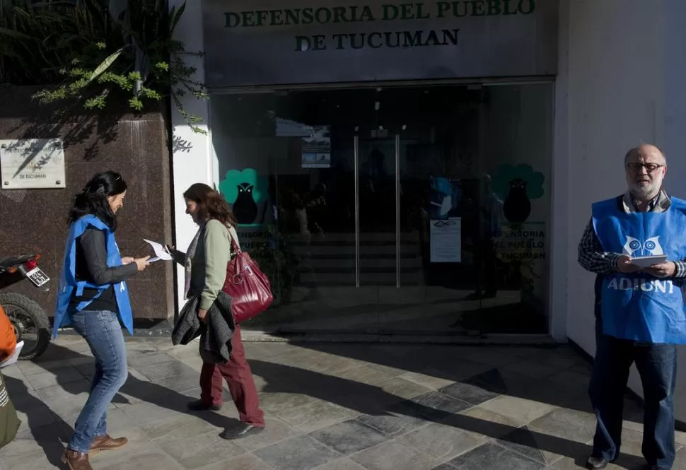 PROTESTA. Ayer, docentes de Adiunt repartieron volantes con sus planteos frente a la Defensoría del Pueblo. la gaceta / FOTO DE JORGE OLMOS SGROSSO