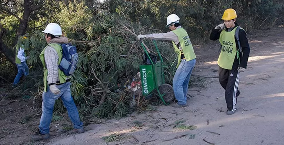 EN ACCIÓN. Operarios de Saneamiento limpian los accesos a la ciudad. prensa y difusión