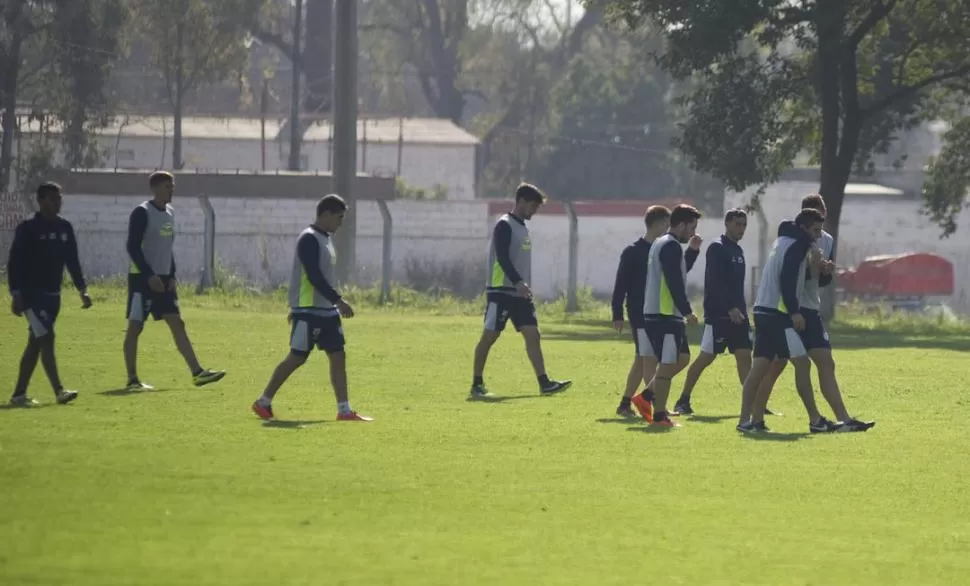 ENTRE COMPAÑEROS. Sbuttoni, Valdez, Evangelista, Gómez, Etevenaux, Imbert, que tuvo su primera práctica ayer, García y Giménez culminan la segunda parte del entrenamiento táctico de ayer en el complejo. 