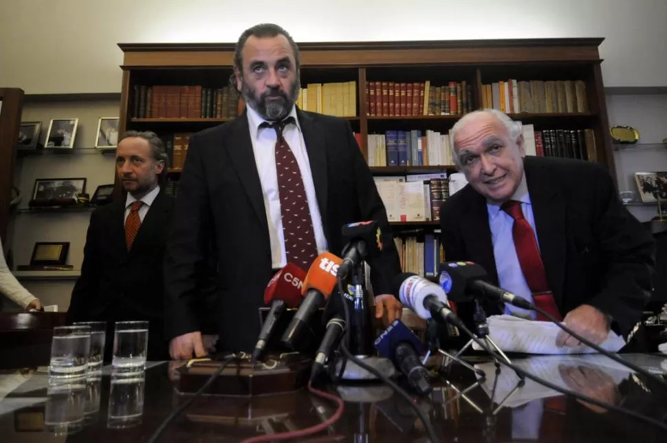 PLANTEO. Campagnoli -centro- dice que retorna en “condiciones adversas”. dyn