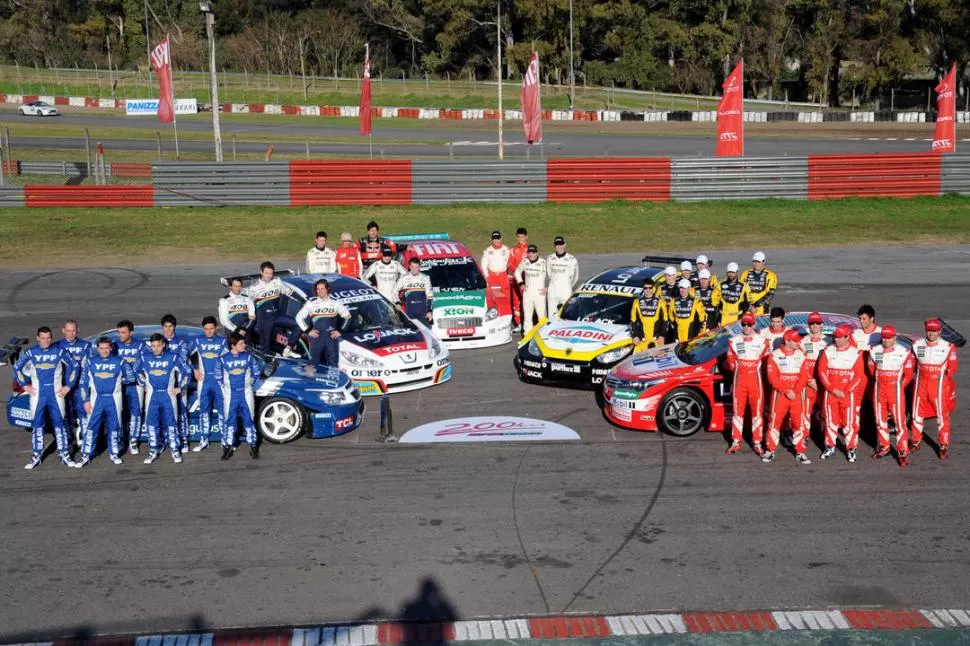 A PLENO. Pilotos (y sus invitados) de cinco equipos oficiales del Súper TC2000 se reunieron para inmortalizar en una foto sus presencias en la muy especial competencia. 