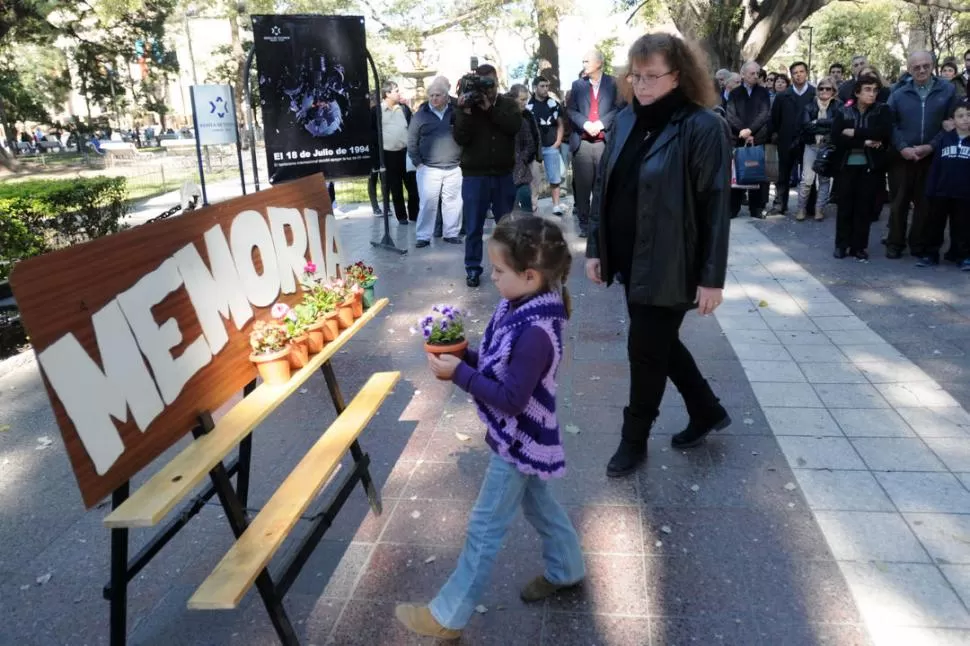 HOMENAJE Y RECLAMO. El acto en la plaza Independnecia. la gaceta / foto de inés quinteros orio