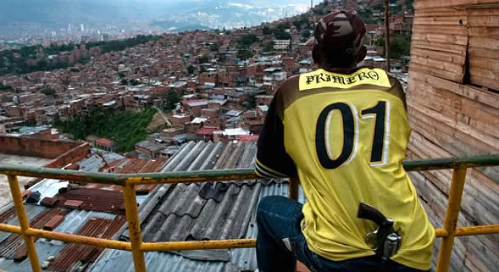 MUROS AFUERA. El padre de la protagonista busca recluir a su hija. El Medellín que está afuera es tierra del Mono, del Cejón, de la Ombligona y de Maleza. skyscrapercity.com