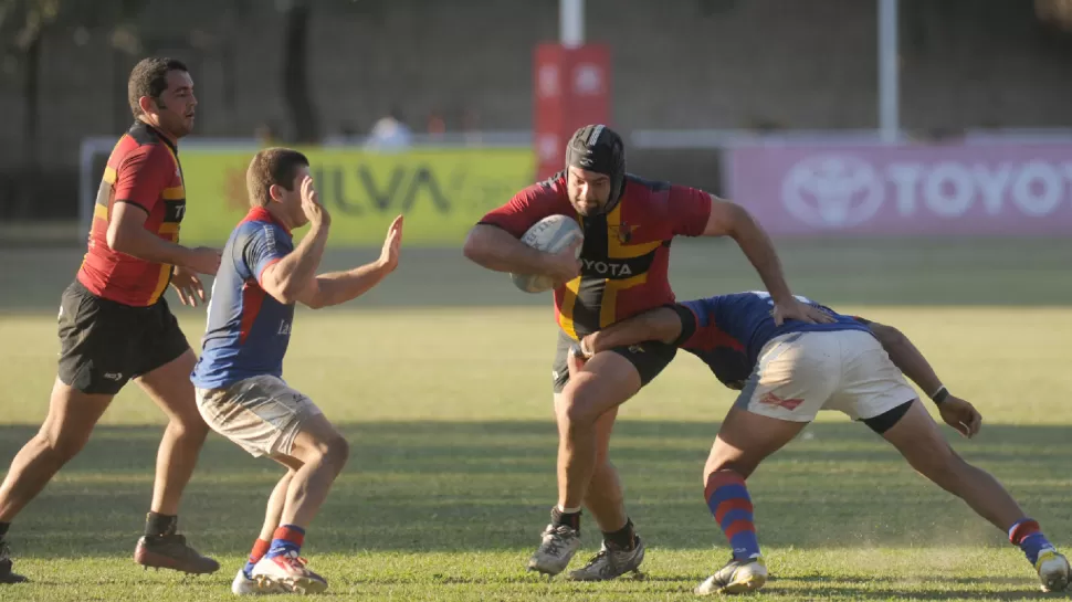 BAJO PRESION. Cardenales y Los Tarcos no pudieron con los equipos santiagueños y cayeron ante Old Lions y Santiago Lawn Tennis, respectivamente. FOTOS DIEGO ARAOZ / LA GACETA