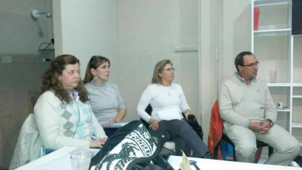 ÍNDICE. En la reunión, padres pidieron que Bardón controle el presentismo. Gentileza padres de alumnos de la UNT