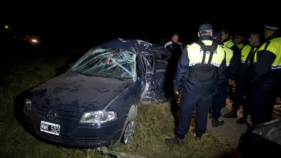 TRAGEDIA. Así quedó el auto de Uncos, tras impactar contra una columna. LA GACETA / JORGE OLMOS SGROSSO