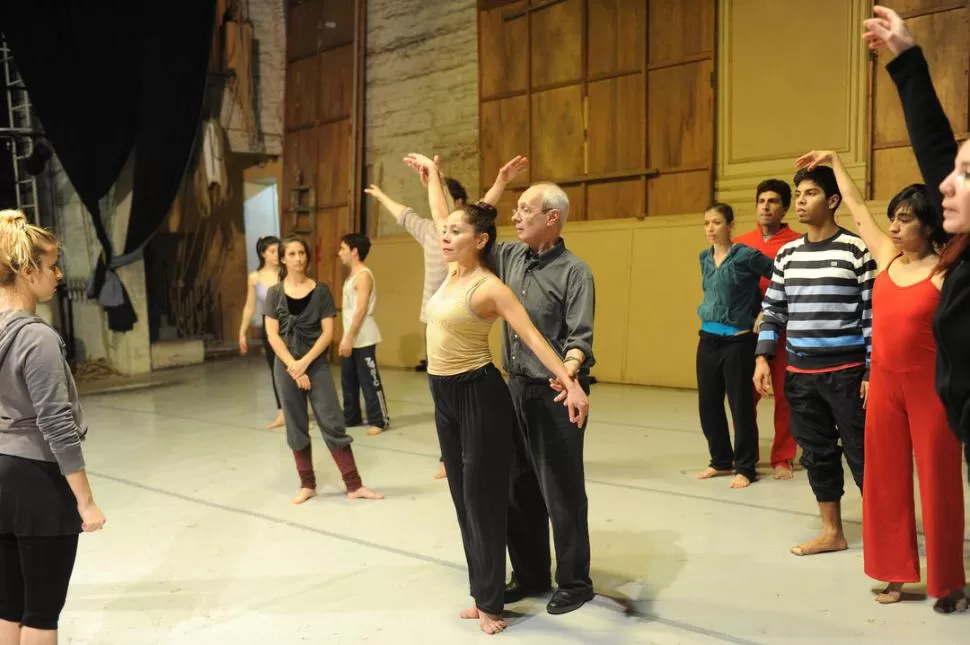 EXTREMO CUIDADO. Oscar Aráiz marca la posición de una bailarina del Ballet Contemporáneo de Tucumán. la gaceta / foto de héctor peralta