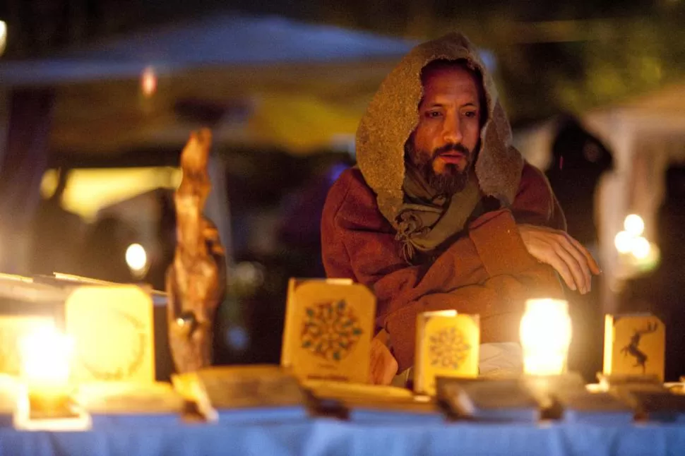 LUZ Y MISTERIO. Este humilde peregrino vende anotadores con tapas magníficamente diseñadas.