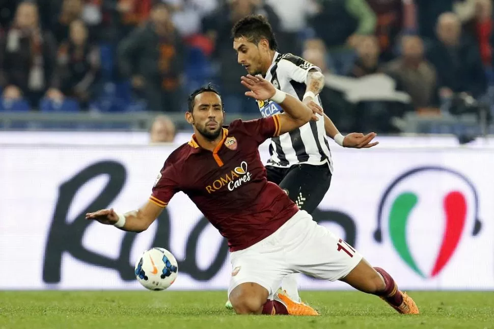 CON LA TONADA A JUVENTUS El tucumano Roberto Pereyra, que aquí se lleva la pelota ante la caída del jugador de Roma, dio el paso más grande de su carrera. 