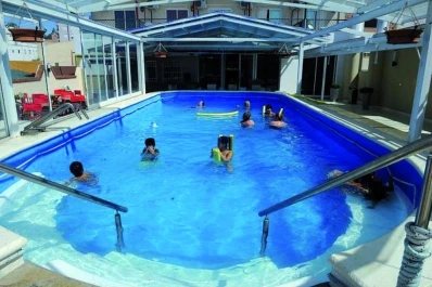 Ciudad de autos, aviones y piletas termales