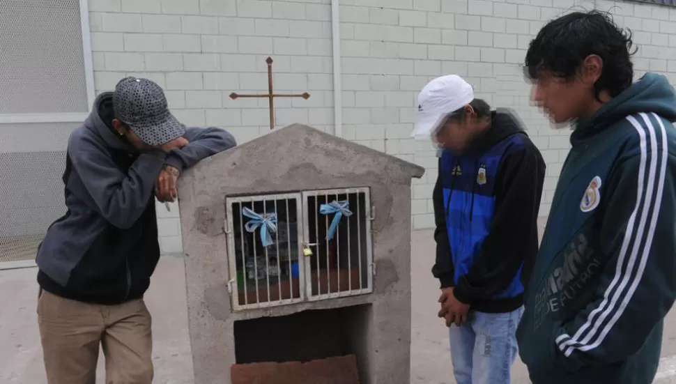 LA GRUTA DE “EL FLACO”. José, Héctor y Víctor se reúnen todos los días para recordar a su amigo Jesús Miguel Villalba en el lugar en el que lo mataron. LA GACETA / ANTONIO FERRONI