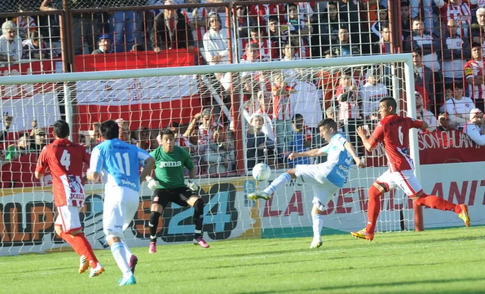 DEFINICIÓN. Tras un buen pase de Grahl, Diego García marca el único tanto del clásico.