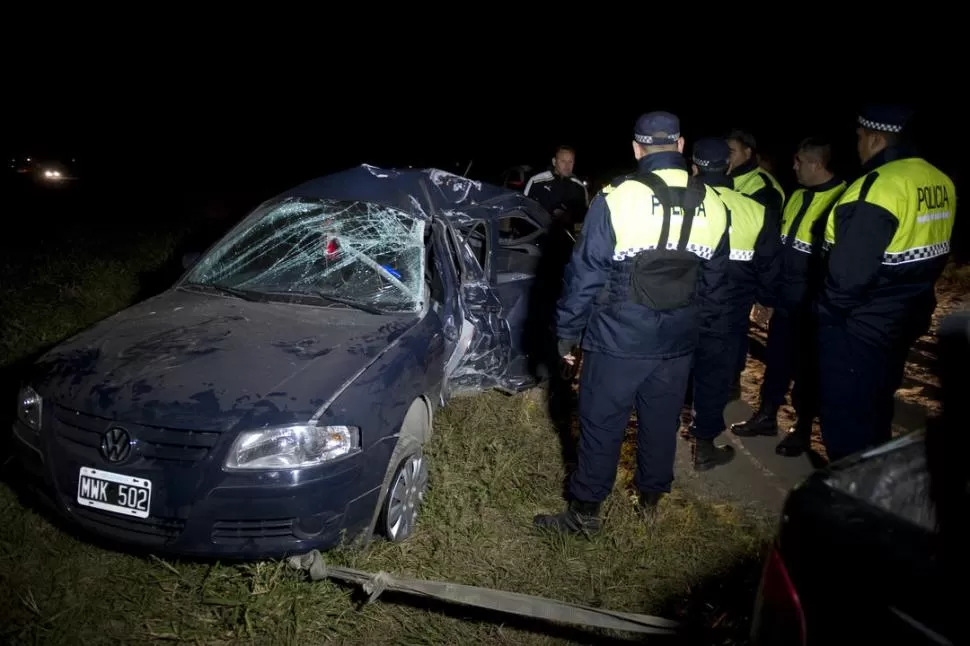 REMOLCADO. Varios policías tuvieron que colaborar para poder mover el auto que conducía Uncos, que había quedado pegado a la columna de cemento. la gaceta / FOTO DE JORGE OLMOS SGROSSO