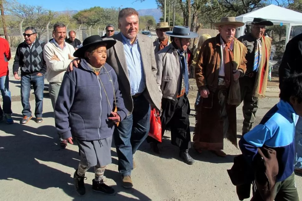 CAMINATA CON LA COMUNIDAD INDÍGENA. Antes de los incidentes, Amaya compartió varios actos con gauchos y representantes de los pueblos originarios de Amaicha del Valle. prensa municipalidad