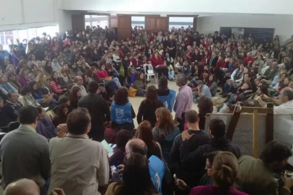 Los docentes universitarios decidieron seguir con el paro por tiempo indeterminado