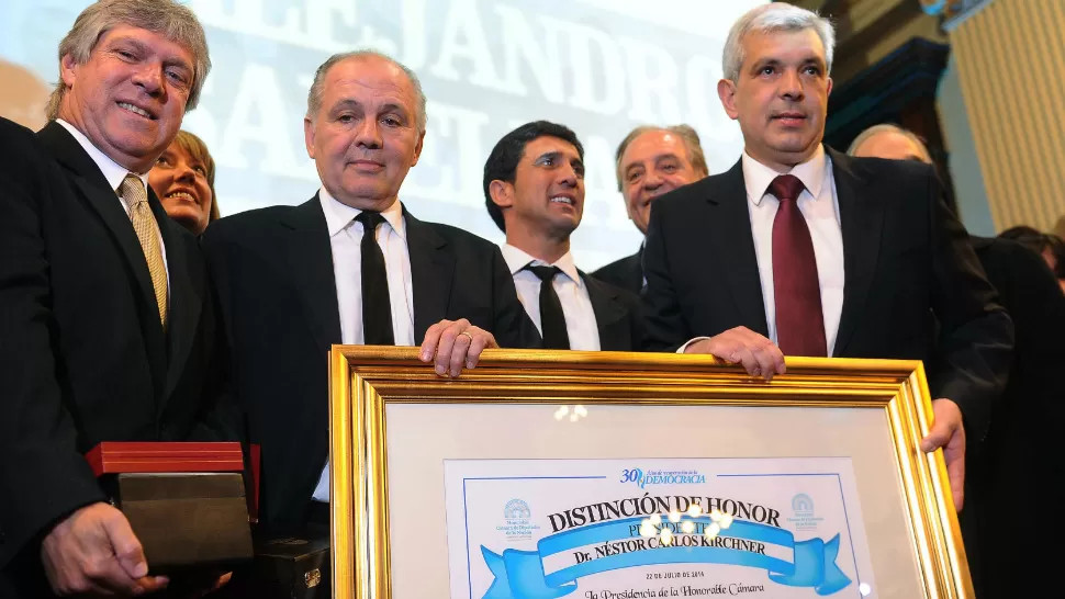 HOMENAJEADO. El técnico Alejandro Sabella recibió el galardón de manos del presidente del cuerpo, Julián Domínguez; quien estuvo acompañado por los diputados oficialistas Juliana Di Tullio, Horacio Pietragalla, Andrés Larroque y Eduardo De Pedro; los integrantes del PRO Cornelia Schmidt Liermann, Pablo Tonelli y Héctor Baldassi; y el radical Pedro Giubergia, entre otros. TELAM