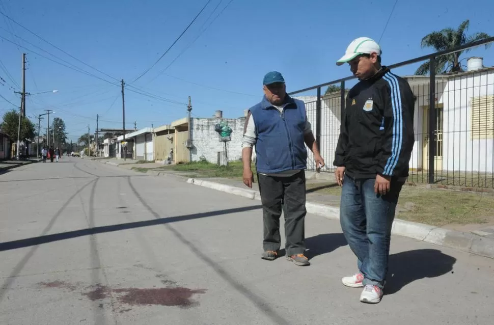 BARRIO SAN MARTÍN. Astorga cayó herido en el pasaje 17 de Agosto al 4.700, a tres cuadras de la comisaría. la gaceta / fotos de Antonio Ferroni