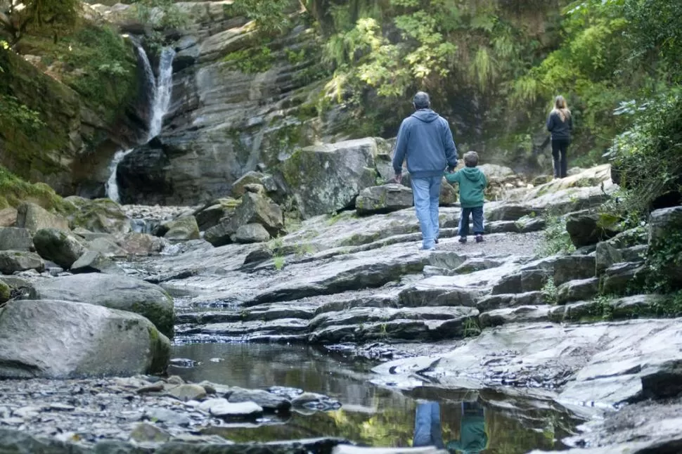 Gonzalo, su hijo Luca, y Nilce, encantados con el paisaje.  la gaceta / fotos de franco vera 