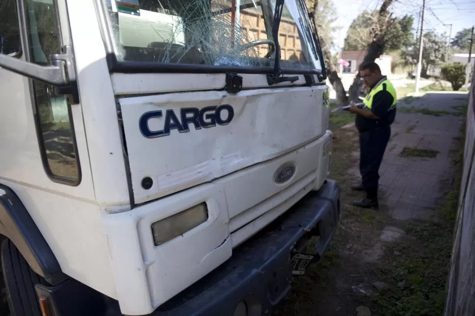 EN LA COMISARÍA. En el frente del camión quedaron rastros del accidente. LA GACETA / fOTO DE jORGE oLMOS sGROSSO