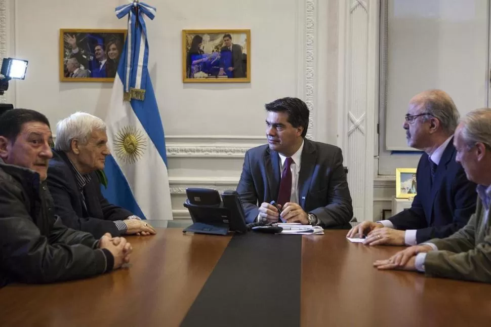 EN LA CASA ROSADA. Capitanich y Tomada se reunieron con Caló, titular de la CGT, A. Rodríguez (UPCN), M. Rodríguez (Smata) y Viviani (Taxistas). télam