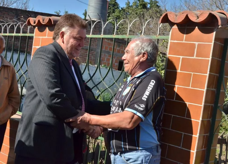 CON LOS VECINOS. Durante una visita al barrio Ejército Argentino, Amaya no mostró secuelas de la trompada. prensa municipalidad