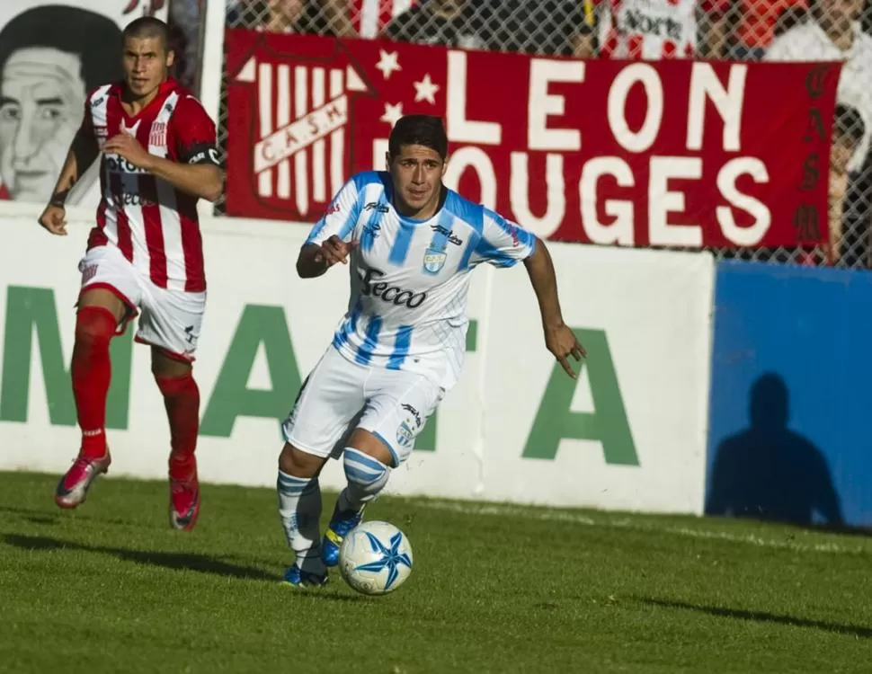 EN MOVIMIENTO. Valdez domina el balón durante el clásico del domingo. 