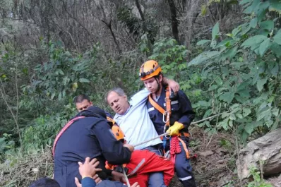Bajaban a pie del cerro y cayeron por una cortada
