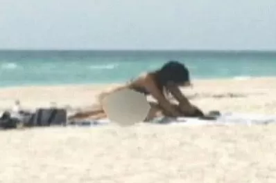 Video: fueron detenidos por tener sexo en una playa