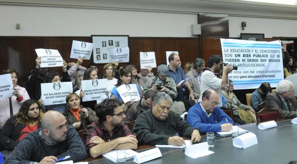 AFICHES. A la sesión del Consejo Superior se movilizaron padres de alumnos de escuelas de la UNT y docentes; todos mostraron carteles con sus consignas. la gaceta / foto de héctor peralta