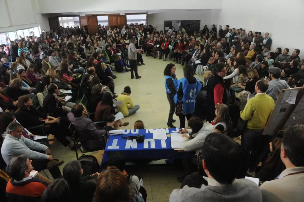 CONVOCATORIA EXITOSA. Aspecto de la asamblea que Adiunt celebró ayer en el salón de actos del Instituto Técnico. la gaceta / fotos de Antonio Ferroni