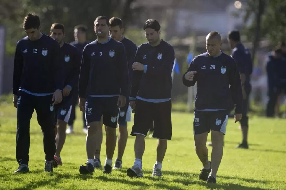 PUNTALES. Evangelista, Bianchi, Lucchetti, Sbuttoni y Garnier formaron una defensa consistente el domingo pasado en el clásico. 