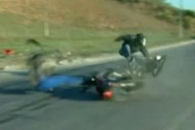 Motociclista choca luego de dar una entrevista sobre accidentes de tránsito