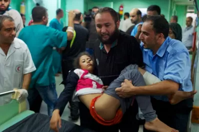 Israel bombardeó un hospital-escuela con niños y mujeres palestinos