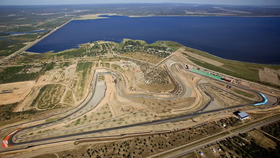 CIRCUITO. El autódromo está a seis kilómetros de la ciudad de Las Termas, y pegado al lago del dique Frontal. FOTO ARCHIVO