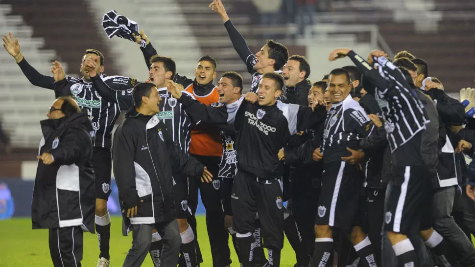 DE FIESTA. Los jugadores de Estudiantes de Buenos Aires celebran la victoria sobre Vélez y su pasaporte a la fase siguiente de la Copa Argentina. TELAM