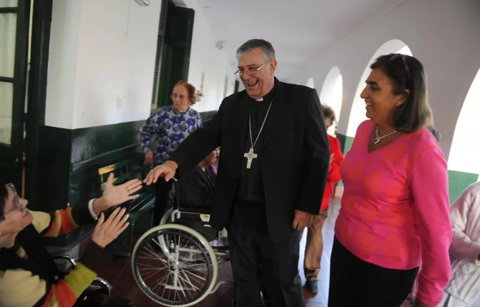 ALEGRIA. Zecca recorrió el hogar y recibió el cálido saludo de las residentes. la gaceta / foto de hector peralta