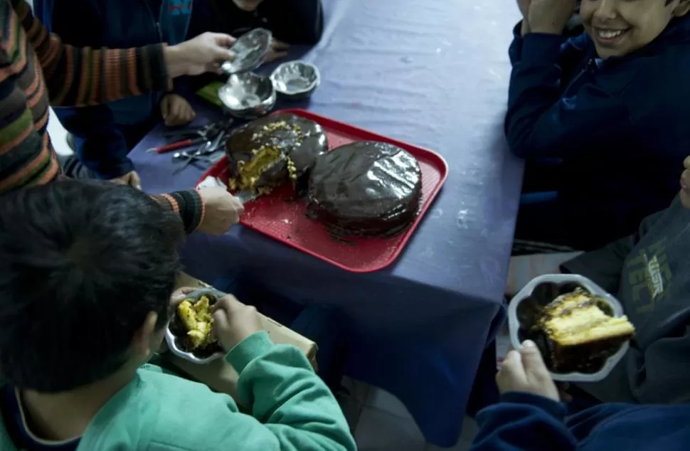 DE CUMPLEAÑOS. En la casa de la FAI, los chicos festejaron con torta y velitas los 11 años de Santiago. la gaceta / fotos de jorge olmos sgrosso